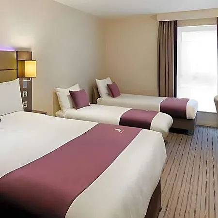 Premier Inn London Heathrow Airport T2 & T3 - Bath Road-3