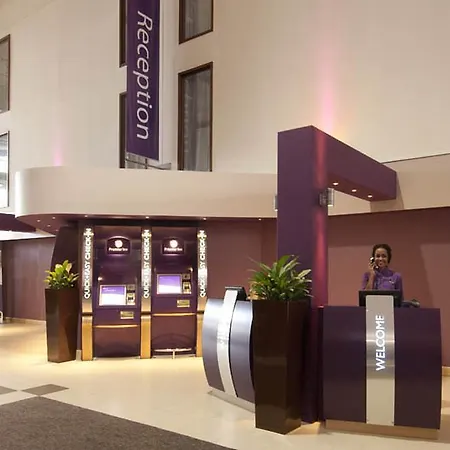 Premier Inn London Heathrow Airport T2 & T3 - Bath Road-2